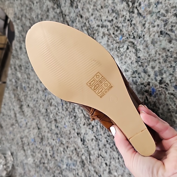 Jules and James, New, Sz. 6, faux-alligator, 3.5 in. Heel, ankle boots. - Picture 5 of 9